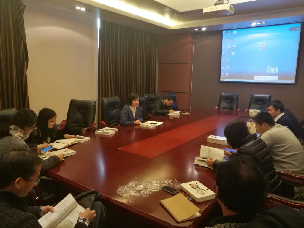 党支部成员热烈交流